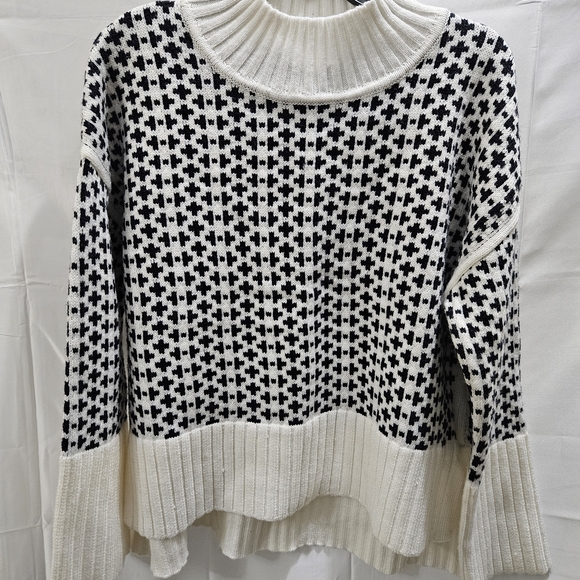 Elegant Black and White Women's Turtleneck Sweater - Picture 1 of 3